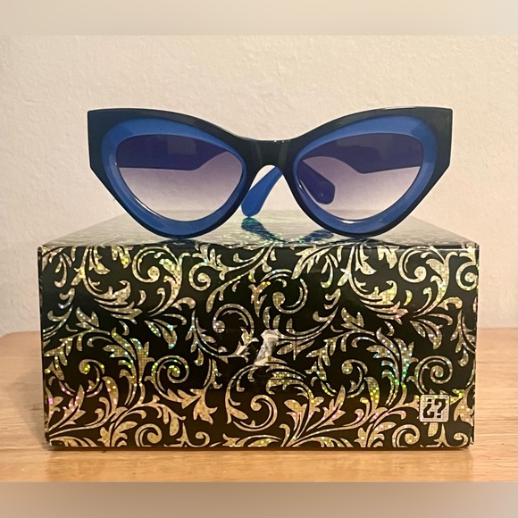 She Wear Accessories - Bold Blue Cat-Eye Sunglasses with Gradient Lenses